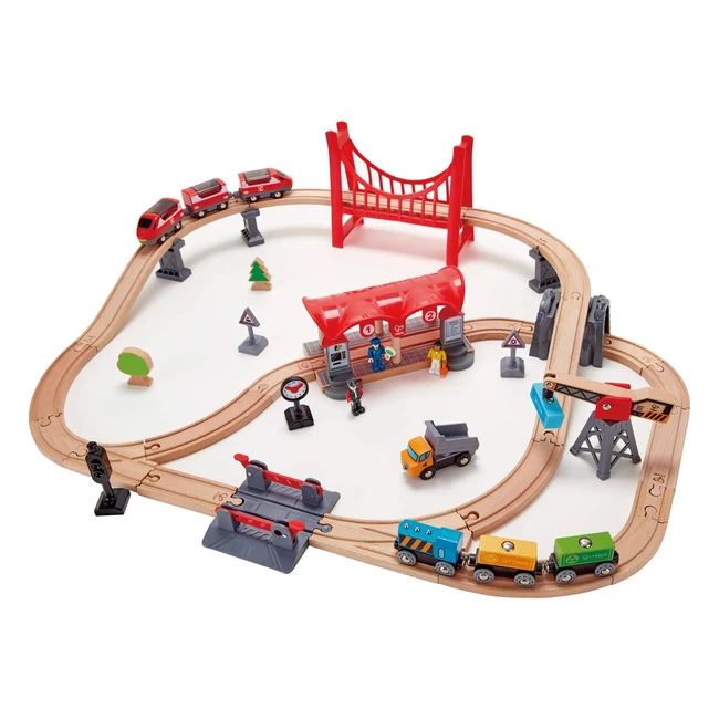 Hape Busy City Train Rail Set - Gioco ferrovia in legno a tema città per bambini con treno passeggeri, treno merci, stazione e figure