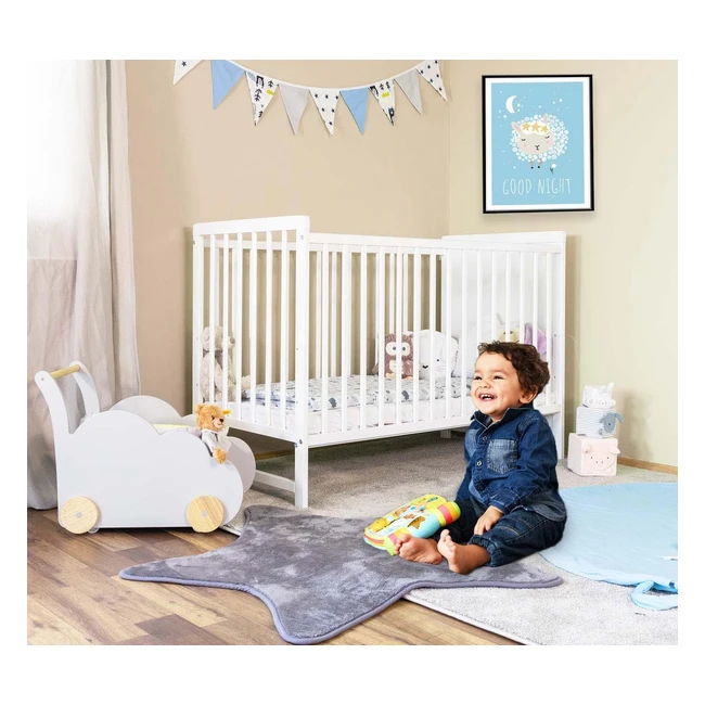 Alcube Caspar Babybett 60x120cm mit Matratze - höhenverstellbares Babybett aus Kiefernholz mit 3 Schlupfsprossen