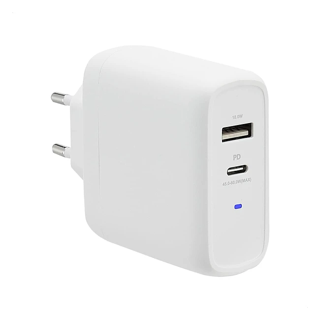 Caricabatterie da parete Amazon Basics GAN con 2 porte USB-C e USB-A per laptop, tablet e telefoni cellulari - Bianco