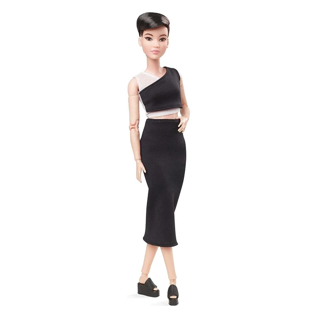 Barbie Signature GXB29 - Petite Brunette Doll with Short Haircut and Movable Fashion - Gift for Collectors