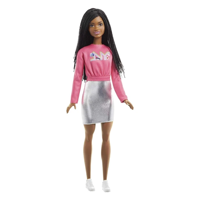 Barbiepuppe Brooklyn aus der Adventure for Two Serie - Schwarze Barbie mit Zöpfen - NYC Logo auf T-Shirt - Inkl. Barbie Puppe - Geschenk für Kinder - Spielzeug ab 3 Jahren