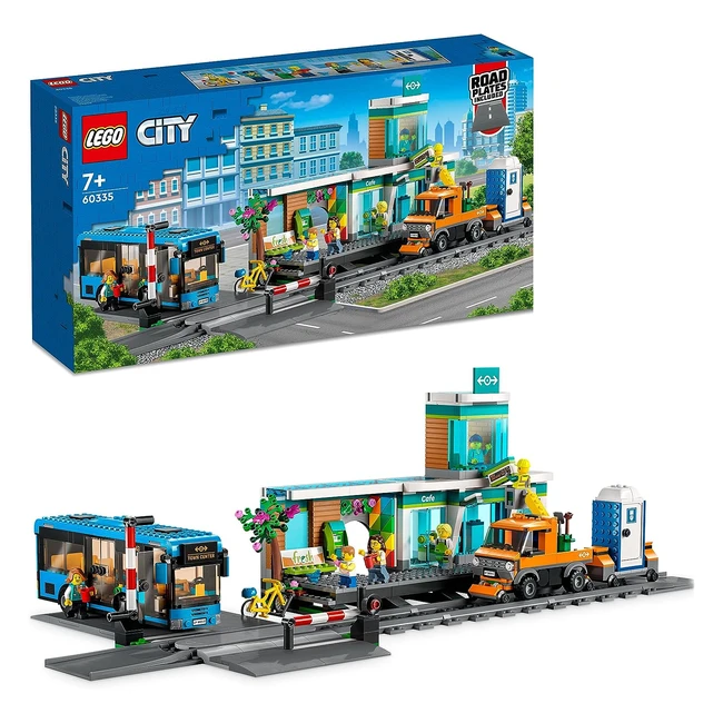 Lego 60335 City - Gare Aventure Urbaine avec Bus et Nacelle Élévatrice - 6 Minifigurines - Plaques de Route - Train City Jouet Éducatif pour Enfants